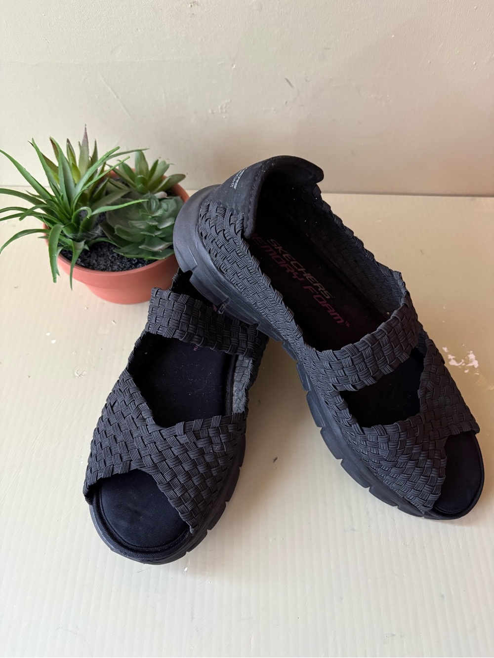 Skechers Black Woven Strap Mary Jane peep toe Sz 8